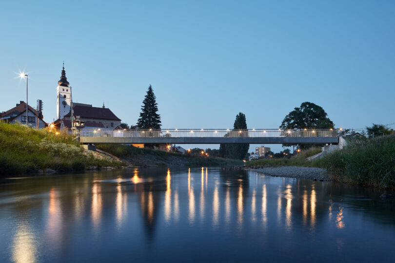 Lávka překonávající Dřetovický potok ve středočeské obci Vrapice u města Kladno.